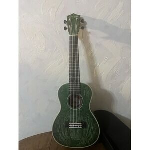 Amahi C-23 Quilted Ash Concert Ukulele Green w/Gigbag